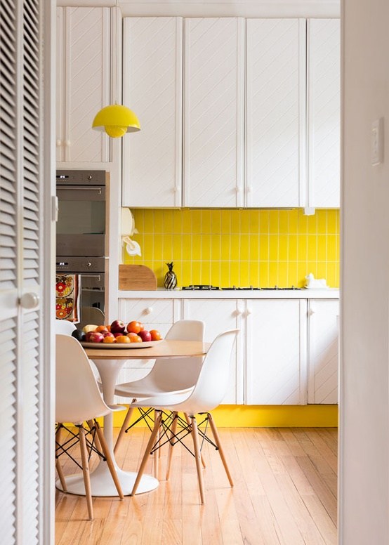 gelber-fliesenspiegel-weiße-küchenschränke