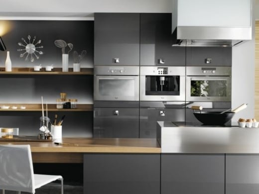 glänzende-graue-Küchenschränke