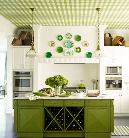 grüne-kücheninsel-weiße-küchenschränke