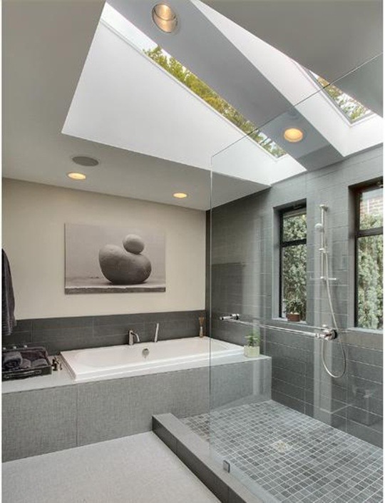 graues-Badezimmer-mit-Dachschräge