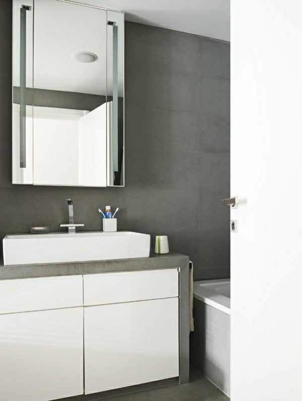 großer-Spiegel-graues-Badezimmer