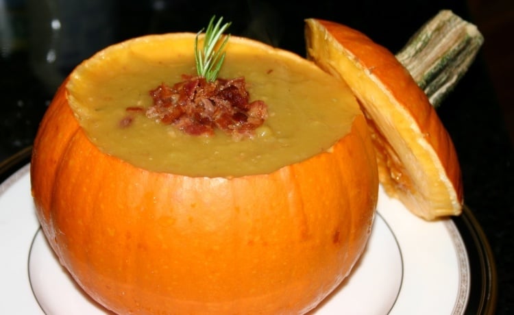 Halloween Party Rezepte -kuerbisssuppe-speck-servieren-interessant-traditionell