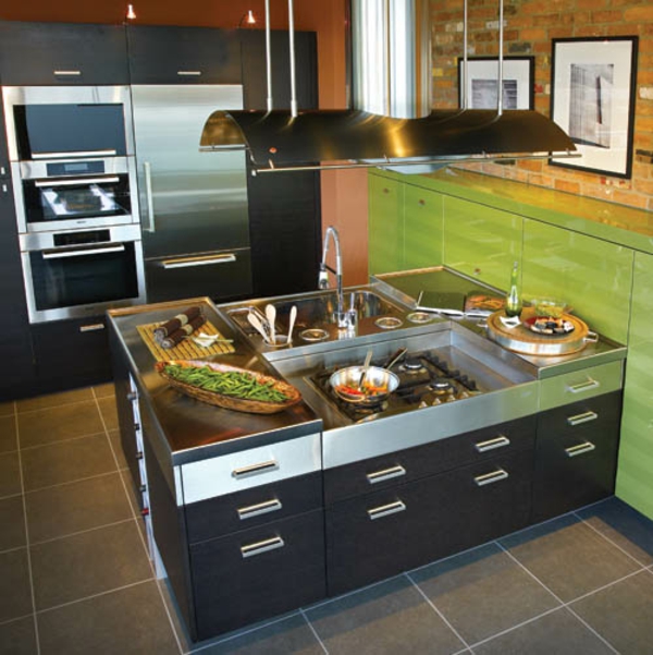 kleine-schwarze-Kücheninsel-grüne-Wand