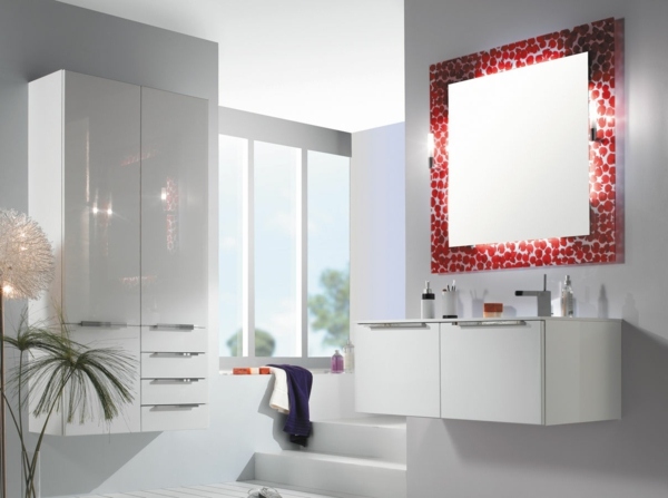 minimalistisches-Badezimmer-rosa-Rahmen-Wandspiegel