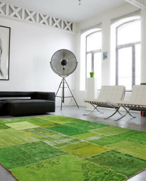 moderne-Stadtwohnung-grüner-Teppich-weiße-Möbel