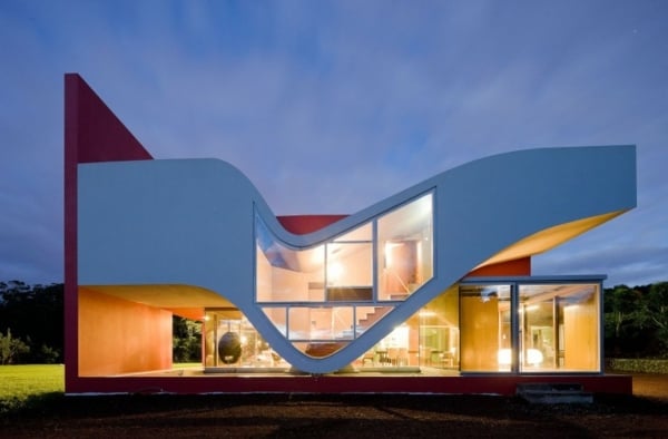 moderne-architektur-Haus-auf-dem-Flug-der-Vögel