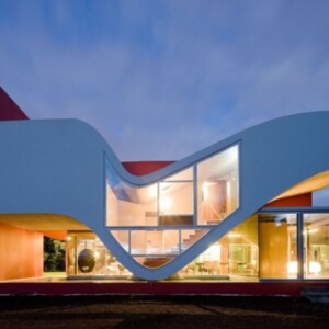 moderne-architektur-Haus-auf-dem-Flug-der-Vögel