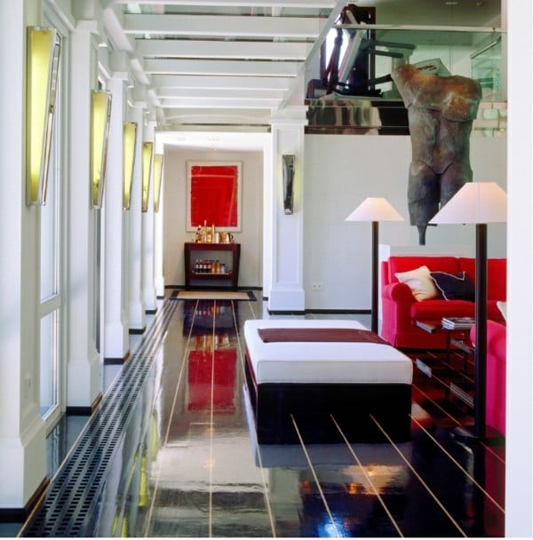 modernes-Wohnzimmer-rotes-Sofa-Kunstwerke