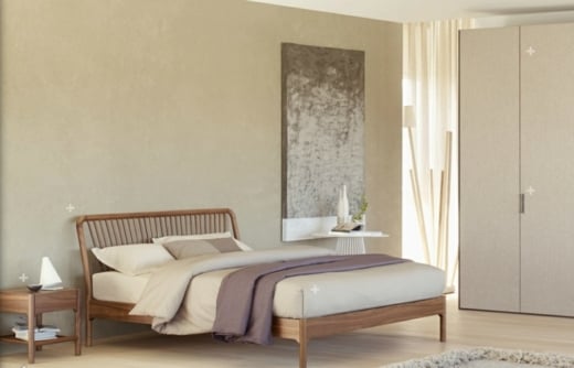natürliche-Holzmöbel-Schlafzimmer-lila-Bettdecke
