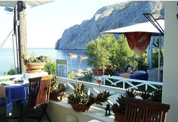 romantische-Atmosphäre-Restaurant-Santorini-Griechenland