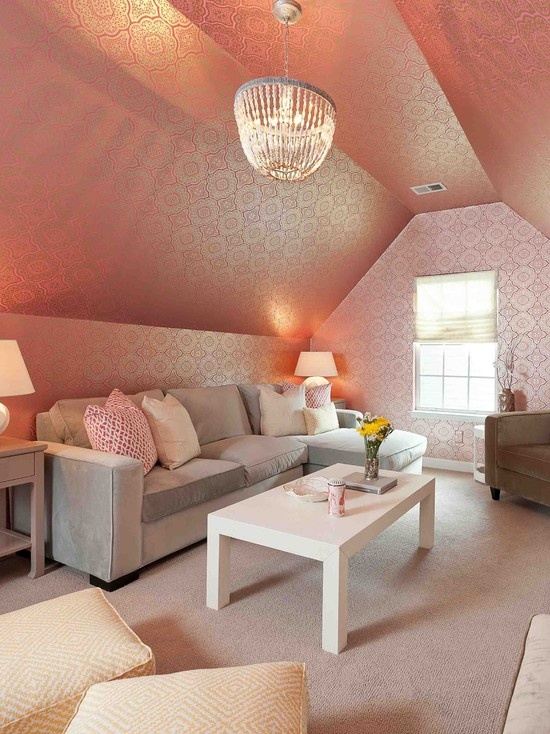 rosa-Schlafzimmer-mit-Dachschräge-kronleuchter