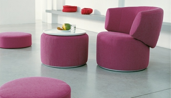 rosa-farbiger-Stuhl-Kaffeetisch-Hocker
