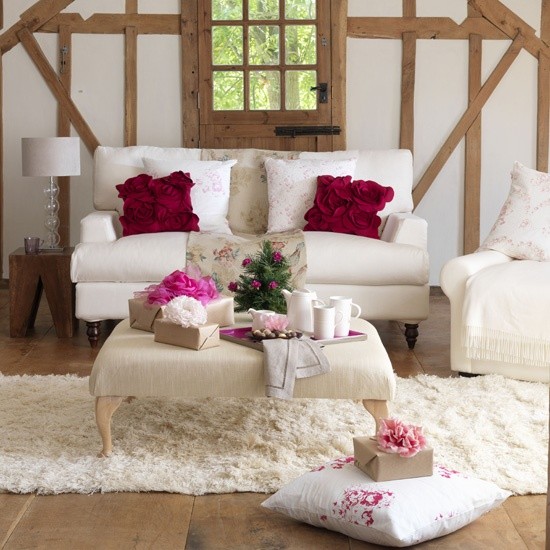 rosa-rote-Blumenkissen-weißes-Wohnzimmer