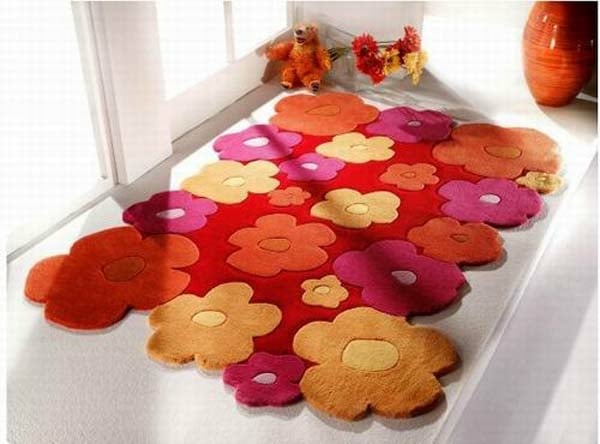 rot-rosa-gelb-Blumenmuster-Teppich-Kinderzimmer