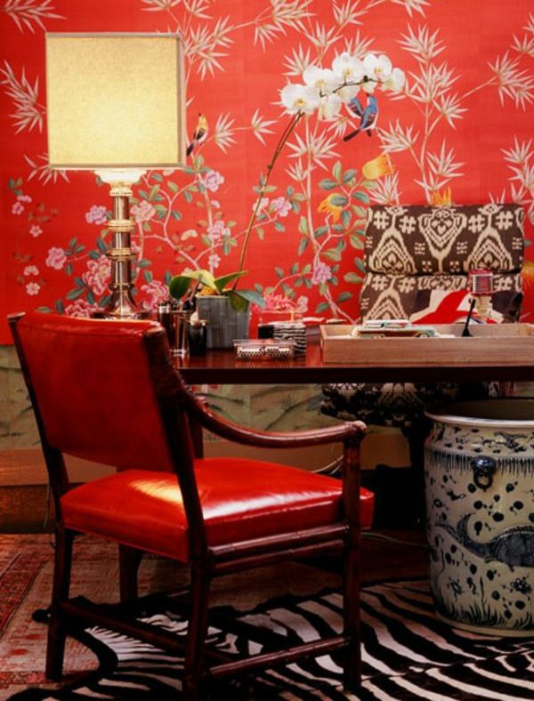 rote-Blumenmuster-Tapeten-Wohnzimmer-Orchideen