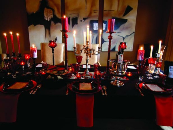 rote-Kerzen-schwarze-Tischdecke