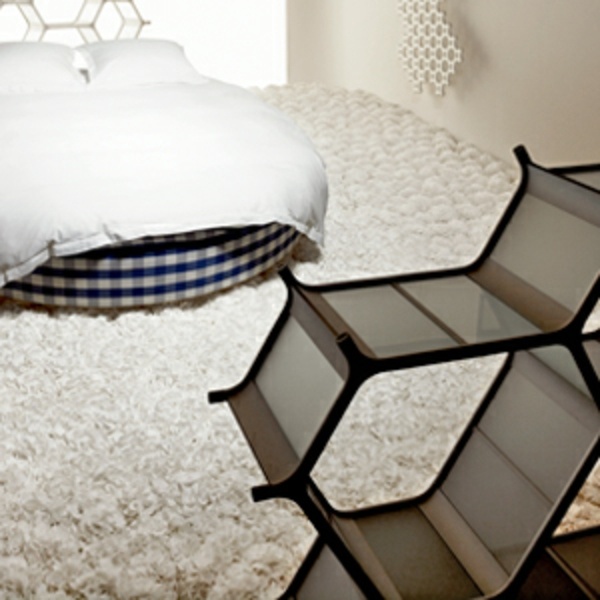 rundes-Bett-weicher-weißer-Teppich-Wohnizmmer
