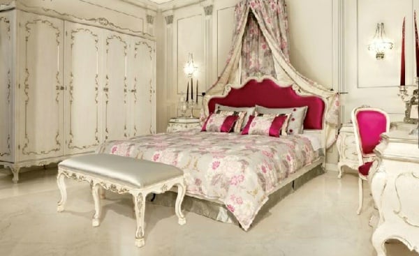 schönes-weißes-Satin-Schlafzimmer-rosa-Akzente