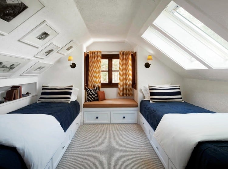 schlafzimmer mit dachschräge bilder wand fenster sitzecke blau weiss interieur