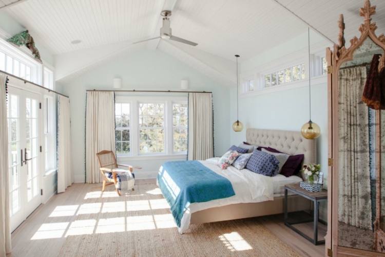 schlafzimmer mit dachschräge vintage holzverkleidung parkett