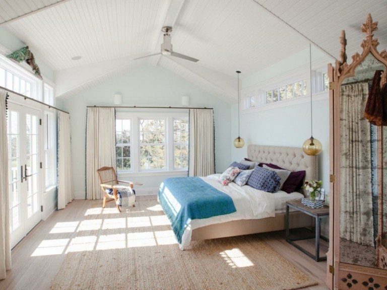 schlafzimmer mit dachschräge vintage holzverkleidung parkett