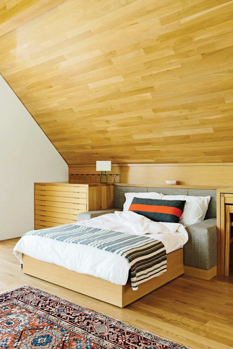 schlafzimmer mit dachschräge wandverkleidung hell holz warm atmosphaere