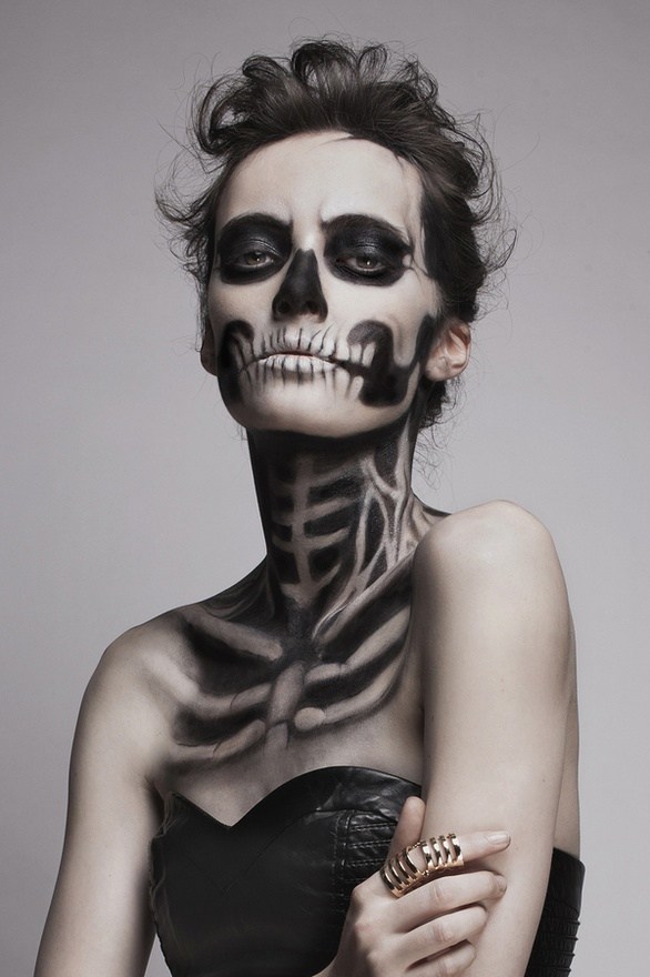skelett-makeup-halloween-bodypainting