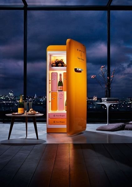 veuve-clicquot-smeg-kühlschrank-Einrichtungstipps-Junggesellenwohnung