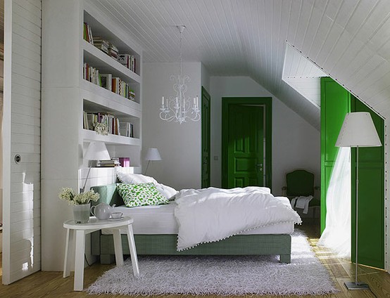 weiße-Schlafzimmer-mit-Dachschräge-grasgrüne-akzente
