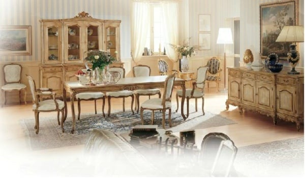 weiße-gepolsterte-Stühle-Holztisch-Ornamente