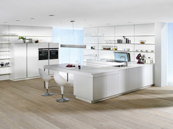 weiße-minimalistische-Kücheninsel