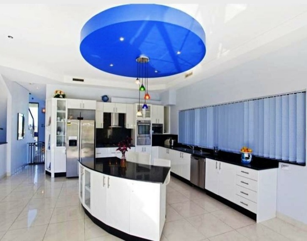 Art-Deco-Küche-blaue-abgehängte-decke-akzent