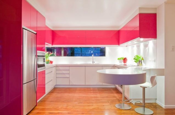 Art-Deco-Küche-leuchtende-rosa-küchenschränke
