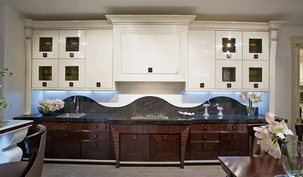 Art-Deco-Küche-wellen-schwarz-weiß-kontraste-fliesenspiegel