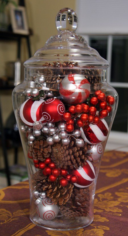 Deko-Ideen-mit-Weihnachtskugeln-tannenzapfen-perlen