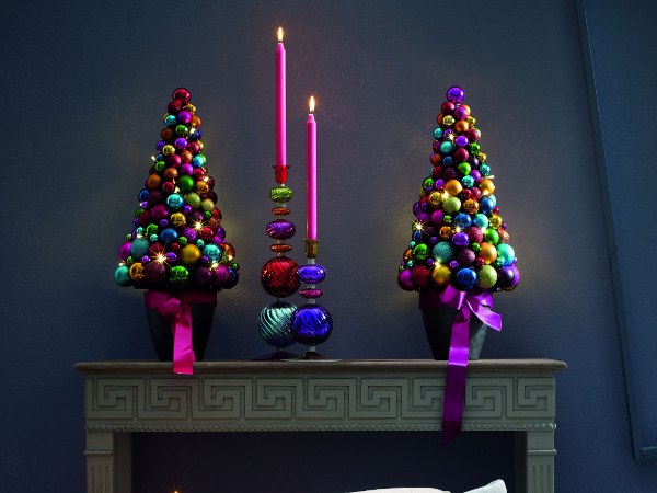 Deko-Ideen-mit-leuchtenden-Weihnachtskugeln-bäume