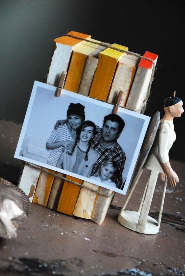 bilder aufhängen schnur Familienfotos-an-die-Wand-bücher