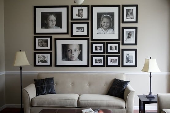 Familienfotos-an-die-Wand-wohnzimmer-schwarz-weiß