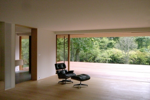 Haus-im-Wald-hanareyama-glasfenster-natur-nah