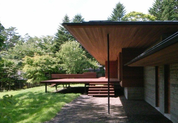 Haus-im-Wald-hanareyama-große-offene-veranda