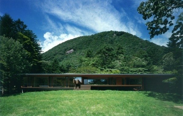 Haus-im-Wald-hanareyama-japan