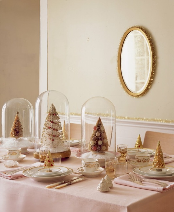 Ideen-für-Weihnachtsdeko-im-Esszimmer-goldene-akzente-kleine-weihnachstbäumchen