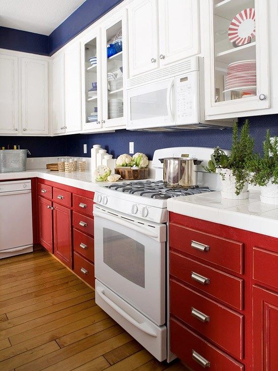Küche-renovieren-Ideen-rot-blau-weiße-schränke