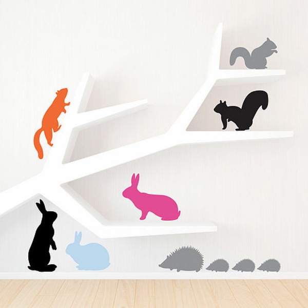 Kinderzimmer-Wandtattoo-weißes-Regalsystem