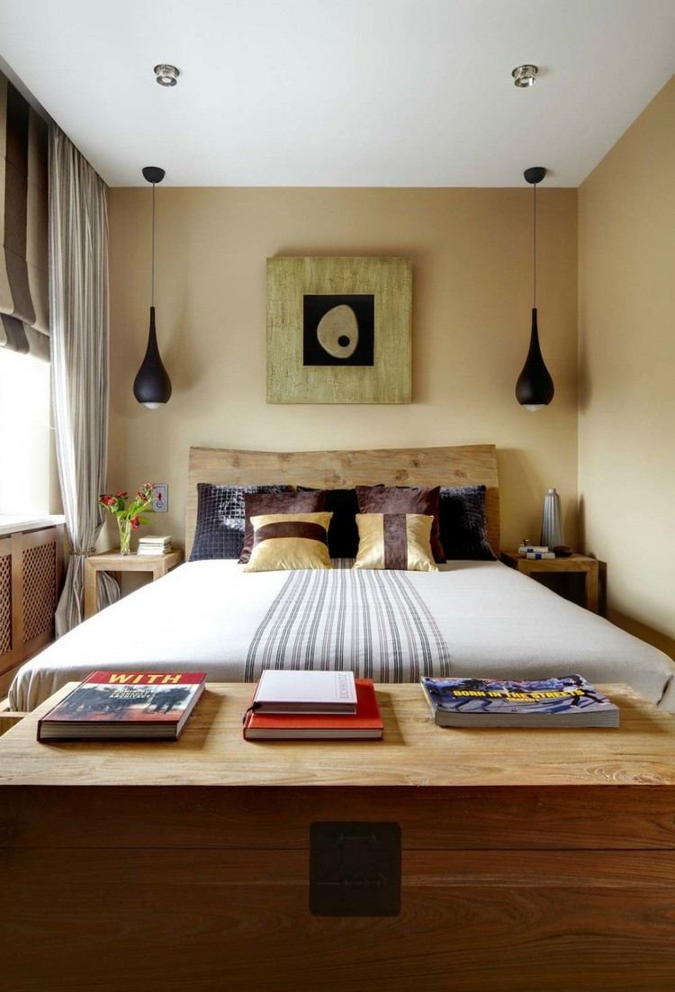 Kleines-Schlafzimmer-beige-wandfarbe-massivholzmoebel-schwarze-pendelleuchten