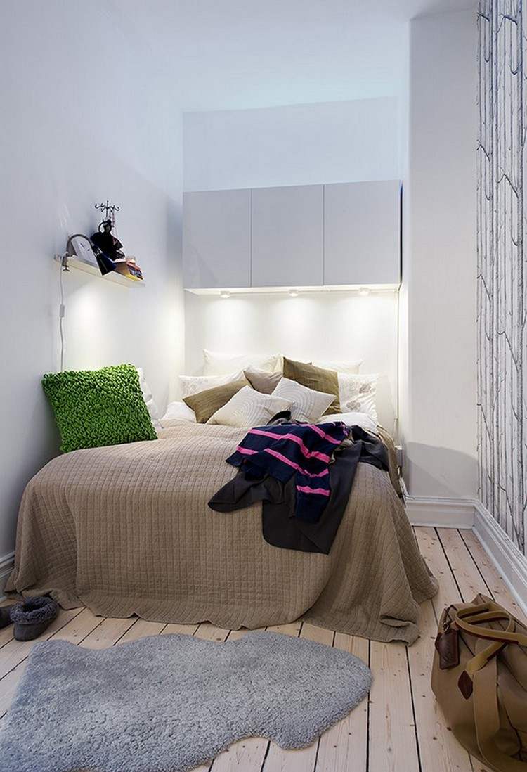 Kleines Schlafzimmer bett-hangeschraenke-einbauleuchten-tapete-baummotiv