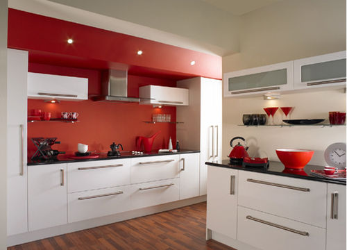 Küche-renovieren-Ideen-rote-akzentwand