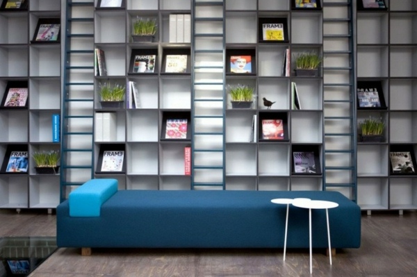 Leseecke-blaues-Sofa-Bücherregal