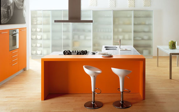 Orange-Kücheninsel-weiße-barhocker
