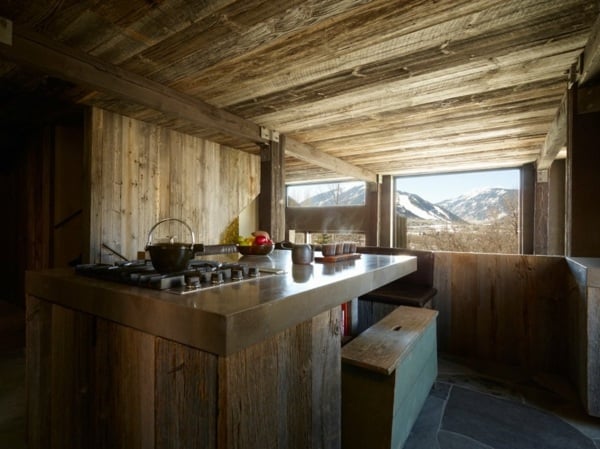 Rustikale-Skihütte-küche-holzverkleidung
